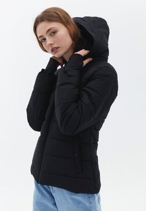 Schwarze Daunenjacke mit Kapuze, ausgestattet mit einem gesteppten Design und Reißverschlusstaschen. Der Stoff wirkt glatt und wasserabweisend.