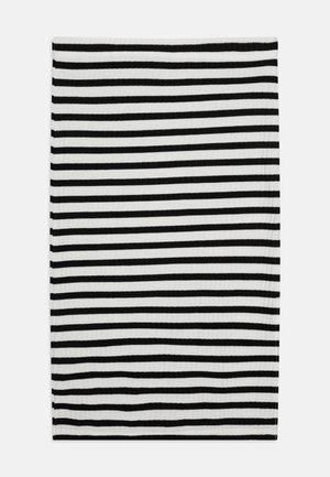 Svart och vit randig tyg med växelvis horisontella ränder, med en ribbad textur. Rektangulär form, lämplig för olika användningar.