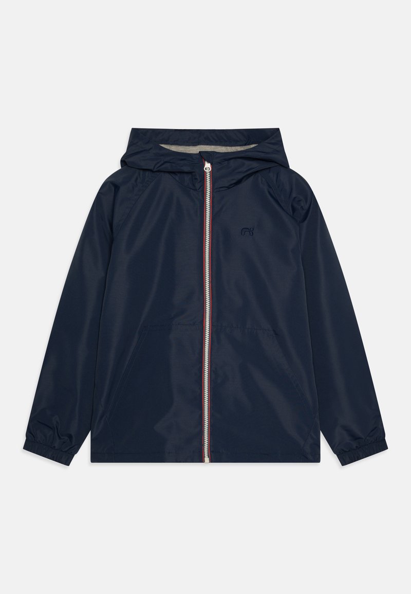 Giacca impermeabile blu navy con cappuccio, chiusura frontale con zip caratterizzata da una striscia rossa e bianca, polsini elasticizzati e tasche laterali.