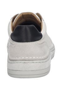 Weiße Sneaker aus Wildleder und Leder. Mit einem schwarzen Ferseneinsatz, gepolstertem Kragen und Gummisohle. Klassische Low-Top-Silhouette.