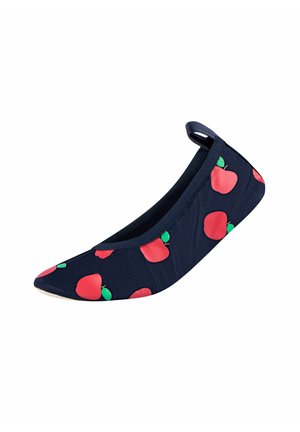Marineblauwe platte schoen met een spitse neus, gemaakt van stof met een patroon van rode appels en groene bladeren. Zachte textuur en geen zichtbare hardware.