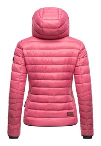 Rosa quilted puffer-jakke med hætte, tætsiddende talje og vandret syningsmønster, vist fra bagsiden.