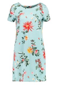 Květnaté šaty s krátkým rukávem v světle modré barvě, zdobené červenými, žlutými a zelenými květy. Vyrobené z měkké tkaniny s kulatým výstřihem a uvolněným střihem.