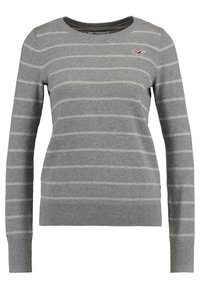 Grauer Langarmpullover mit weißen Streifen, rundem Halsausschnitt und gerippten Manschetten und Saum. Verfügt über ein kleines gesticktes Logo auf der Brust.