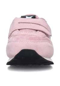 Sneaker in suède rosa con cinturini in Velcro, punta arrotondata, suola in gomma nera e intersuola bianca. Texture liscia e design semplice.