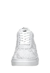 Baskets blanches avec un design de surface texturé et ondulé. Elles comportent des lacets blancs, une semelle en caoutchouc et un logo de la marque sur la languette.