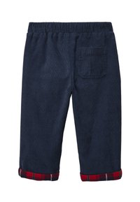 Shorts en velours côtelé bleu marine avec une ceinture élastique, bordures retroussées en motif à carreaux rouges et une poche arrière.