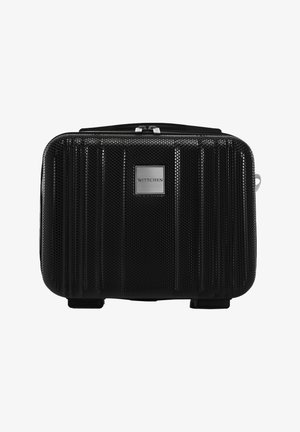 Černý tvrdý kufr s texturovaným povrchem, vertikálními drážkami a stříbrnou štítkem s logem. Zapínání na zip a dvojité rukojeti.