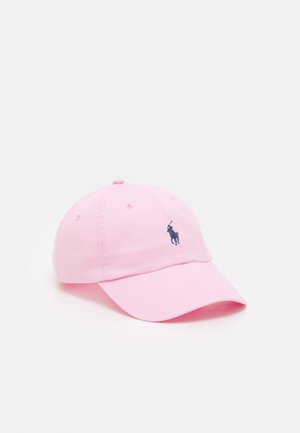 Casquette de baseball rose clair avec une visière courbée et un petit logo brodé bleu marine représentant un cheval et son cavalier à l'avant.