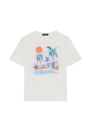 Camiseta de algodón blanca con un colorido estampado de acuarela de palmeras, un sol y edificios abstractos sobre un fondo claro.