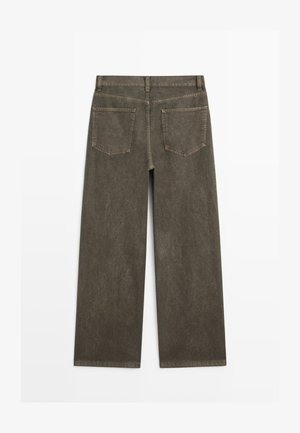 Jean large taille haute de couleur vert olive foncé avec une texture délavée et deux poches arrière, présentant des coutures visibles le long des ourlets.