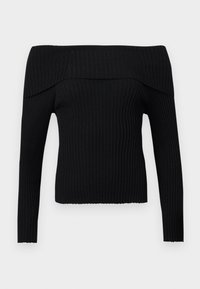 Μαύρο πλεκτό πουλόβερ με ριμπ υφή, φαρδύ λαιμόκοψη που αφήνει τους ώμους ακάλυπτους και μακριά μανίκια, με εφαρμοστή σιλουέτα, πάνω σε απλό γκρι ανοιχτό φόντο.