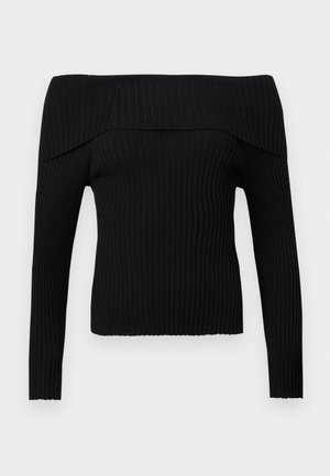 Μαύρο πλεκτό πουλόβερ με ριμπ υφή, φαρδύ λαιμόκοψη που αφήνει τους ώμους ακάλυπτους και μακριά μανίκια, με εφαρμοστή σιλουέτα, πάνω σε απλό γκρι ανοιχτό φόντο.