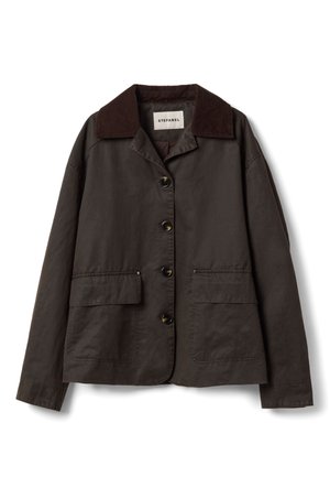 Chaqueta marrón oscuro con un cuello de pana, con cierre de botones y dos grandes bolsillos aplicados en la parte delantera. Textura suave, diseño informal.