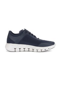 Zapatilla deportiva azul marino con parte superior de malla transpirable, cierre de cordones y suela blanca segmentada y gruesa para flexibilidad y comodidad.