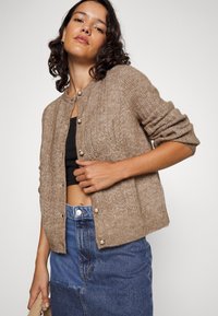 Object JOPHELIA - Gilet - fossil