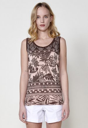 Top tank rose avec un imprimé botanique marron foncé, présentant une encolure ronde et des bretelles larges. Le tissu semble doux et léger.