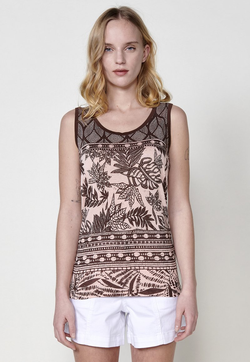 Top tank rose avec un imprimé botanique marron foncé, présentant une encolure ronde et des bretelles larges. Le tissu semble doux et léger.