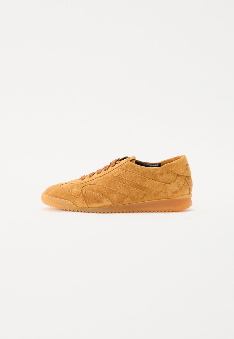 Zapatillas de ante en un cálido color marrón, con puntera redondeada, superposiciones texturizadas, diseño con cordones y suela de goma.