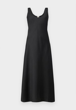 Črna brezrokavna midi obleka z okroglim izrezom in oprijetim zgornjim delom, ki se nežno širi do roba na enobarvni bež podlagi.