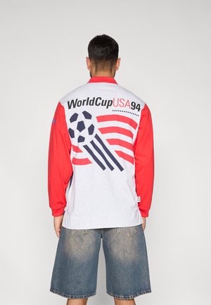 Koszula z długim rękawem z szarym tyłem, czerwonymi rękawami, z napisem "WorldCupUSA94" i grafiką piłki nożnej na tle pasiastych elementów.