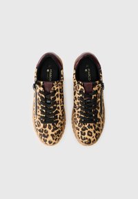 Sneaker con stampa leopardata, lacci neri, dettagli bordeaux e tomaia testurizzata, dotate di una cerniera laterale e suola in gomma.