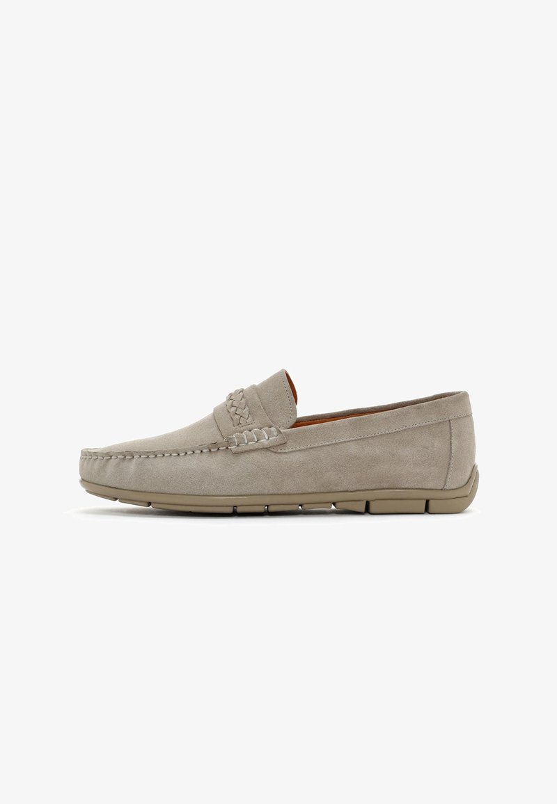 Beige WildlederSlipper mit gewebtem Detail, abgerundetem Zehenbereich und flexibler Gummisohle. Leicht erhöhter Absatz und minimale Nähte.