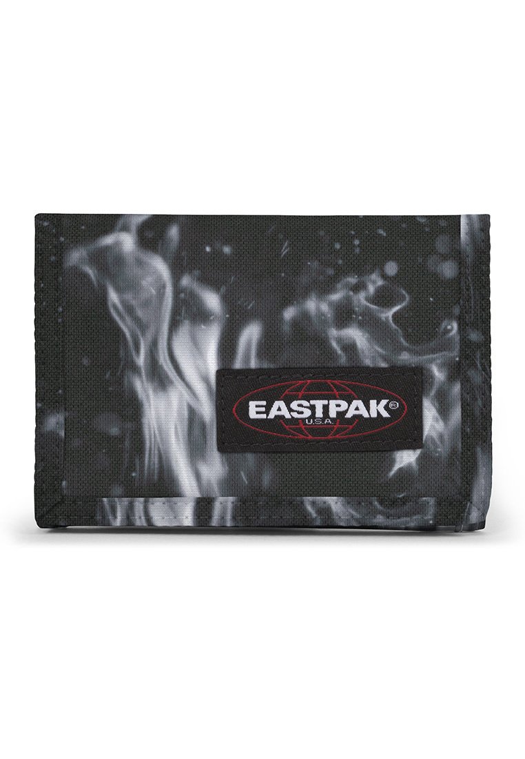 Portafoglio nero con stampa bianca marmorizzata, realizzato in un tessuto resistente. Presenta il logo Eastpak su un'etichetta nera cucita al centro.