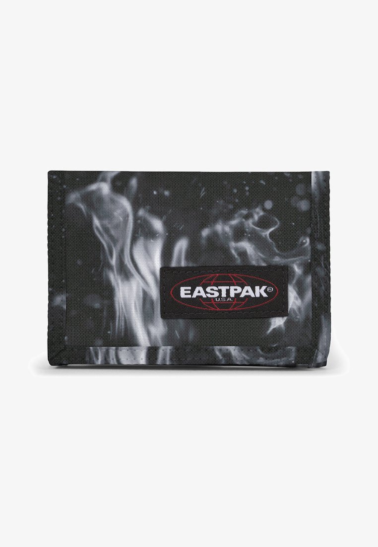 Musta lompakko, jossa on marmoroitu valkoinen kuvio, valmistettu kestävästä kankaasta. Ominaisuuksina Eastpak-logo mustassa tikkipatchissä keskellä.