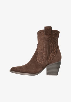 Bottine cowboy en daim marron avec talon bloc empilé et coutures décoratives incluant des motifs d'étoiles et de flammes.