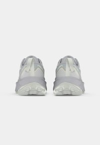 Grijze sportschoenen met een gestructureerd mesh en gladde synthetische accenten. Voorzien van een achterste trekband en een dikke rubberen zool met gripnoppen.