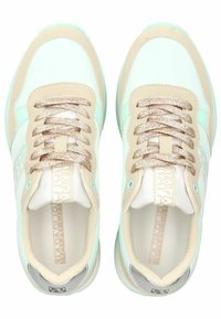 Sneaker verde menta chiaro con accenti beige, dotati di lacci testurizzati, sole imbottito e un dettaglio in argento lucido sul tallone.