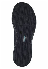 Suola di scarpa nera in gomma con un motivo a spina di pesce e etichetta "Relaxed Fit Slip Resistant" al centro.