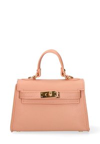 Borsa a tracolla color pesca con forma strutturata, manico superiore, hardware dorato e chiusura frontale. Finitura testurizzata con cuciture visibili.