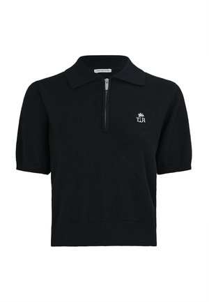 Zwart gebreid shirt met korte mouwen en kraag, halve ritssluiting aan de voorkant, geribbelde zoom en manchetten, en een klein wit palmboomlogo met "TLR" op de linkerborst.