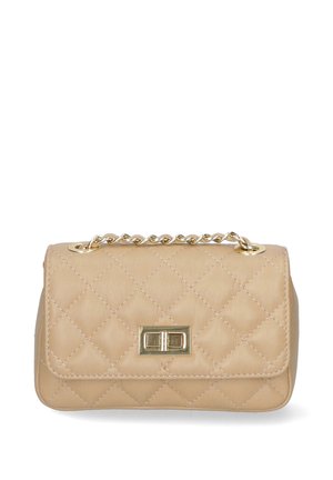 Beige gesteppte Lederhandtasche mit goldenem Kettenhenkel und rechteckigem goldfarbenem Drehverschluss auf der Vorderklappe.