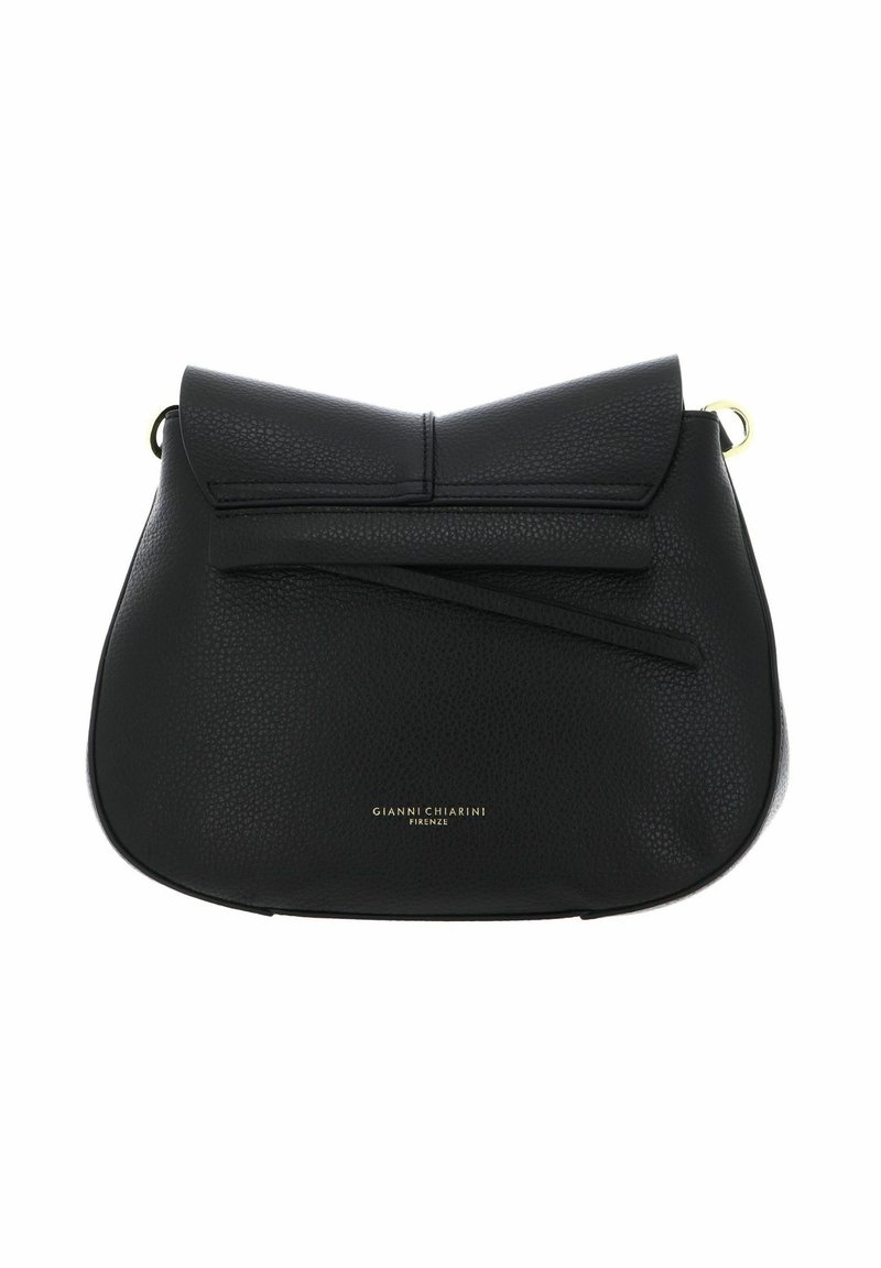 Borsa a mano nera in pelle con forma arrotondata, dotata di chiusura a patta, cuciture a contrasto e logo dorato in basso. Texture liscia.