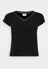 Crna majica s kratkim rukavima, V-izrezom, s čipkastim obrubom na rubu u bijeloj i crnoj boji. Mekana tkanina, ležeran kroj, minimalistik dizajn.