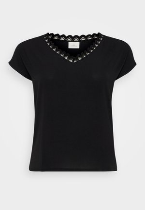 Tricou negru cu mâneci scurte, decolteu în V, având un tiv din dantelă ondulată albă și neagră. Material moale, croială lejeră, design minimalist.