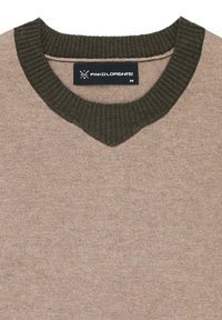 Beżowy sweter z ciemnozielonym, prążkowanym kołnierzem V. Miękka tekstura, jednolity splot, brak widocznych wzorów. Metka głosi "Pakolorente", rozmiar M.