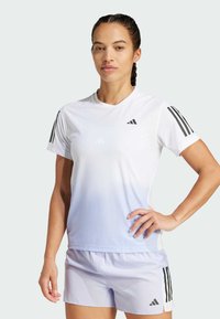 Camiseta deportiva de manga corta en blanco con un efecto degradado a azul claro, que presenta rayas negras de Adidas en los hombros y el logo en el pecho.