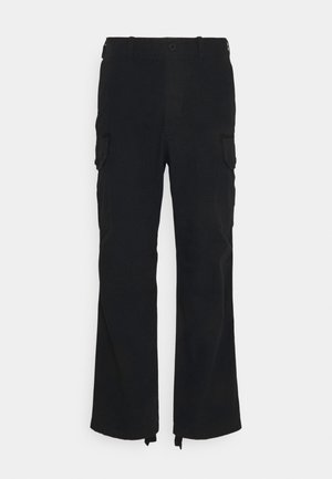 Pantalones cargo negros de pierna recta con cierre de botones, trabillas para cinturón y bolsillos con solapa en cada muslo, presentados sobre un fondo liso.