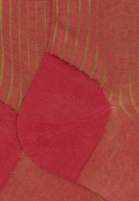 Calzini a righe rosse e rosa con dettagli verdi. Il motivo lavorato a maglia presenta una punta liscia e costine lungo il corpo per una maggiore flessibilità.