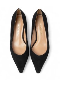 Scarpe alte in suede nero con punta affilata e apertura a V. Soletta in pelle con il marchio impresso "ALMA EN PENA."