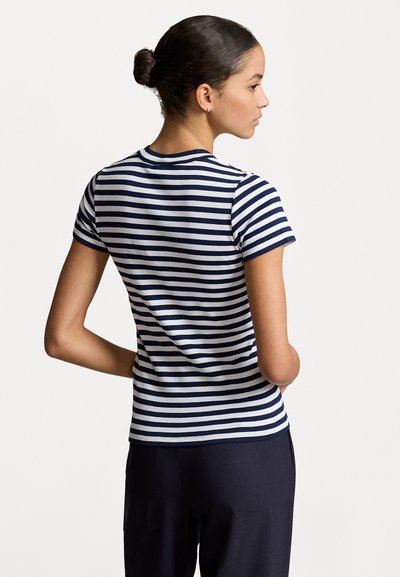 Navy och vit randig bomulls t-shirt med korta ärmar och en figursydd design, som har rund halsringning och en slät textur.