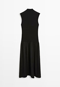 Czarna sukienka midi bez rękawów z wysokim dekoltem, dopasowaną plisowaną górą i marszczonym dołem, widziana od tyłu na białym tle.