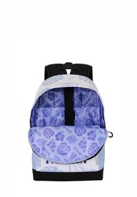 Mochila con fondo negro, exterior blanco y azul claro, que presenta un interior morado con patrones de hojas y un cierre con cremallera en la parte delantera.