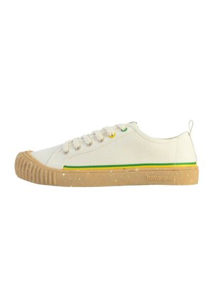 Baskets blanches en toile avec une semelle en caoutchouc texturé, des accents verts et jaunes, bout rond, et un design classique à lacets. Logo de la marque sur le côté.
