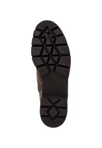 Suola di stivale in gomma con una superficie nera texturizzata, presenta un motivo di battistrada a diamanti e triangoli per presa e stabilità.