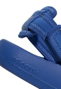 adidas Originals ADIFOM ADILETTE KIDS - Matalakantaiset pistokkaat - blueblueblue
